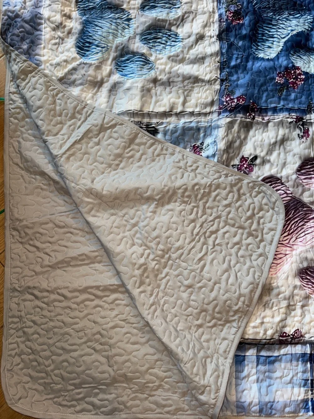 Patchwork Paw Print Quilt/Bedspread 2 Pillow Cases Pet Lover’s Gift